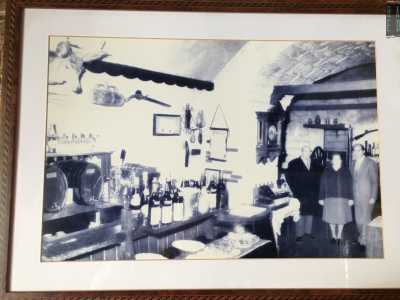 Una foto in bianco e nero raffigura proprio Filippo con i suoi genitori il giorno dell�inaugurazione